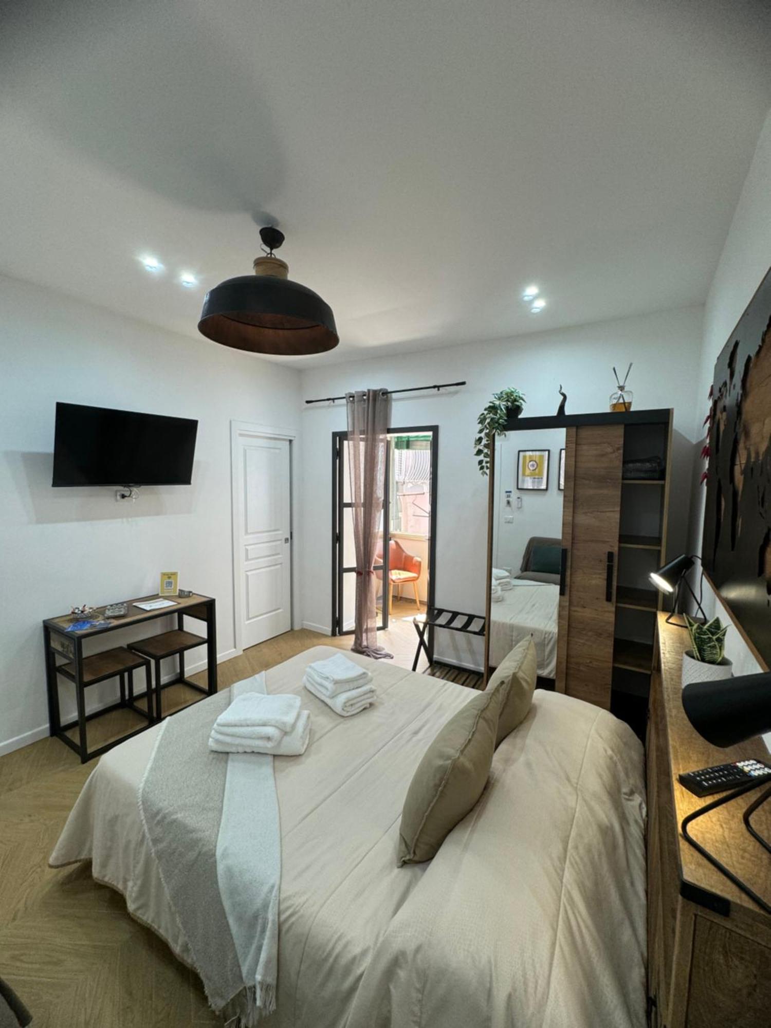Gennarino Apartments - Panorama Suite With Balcony And Urban Loft Napels Buitenkant foto
